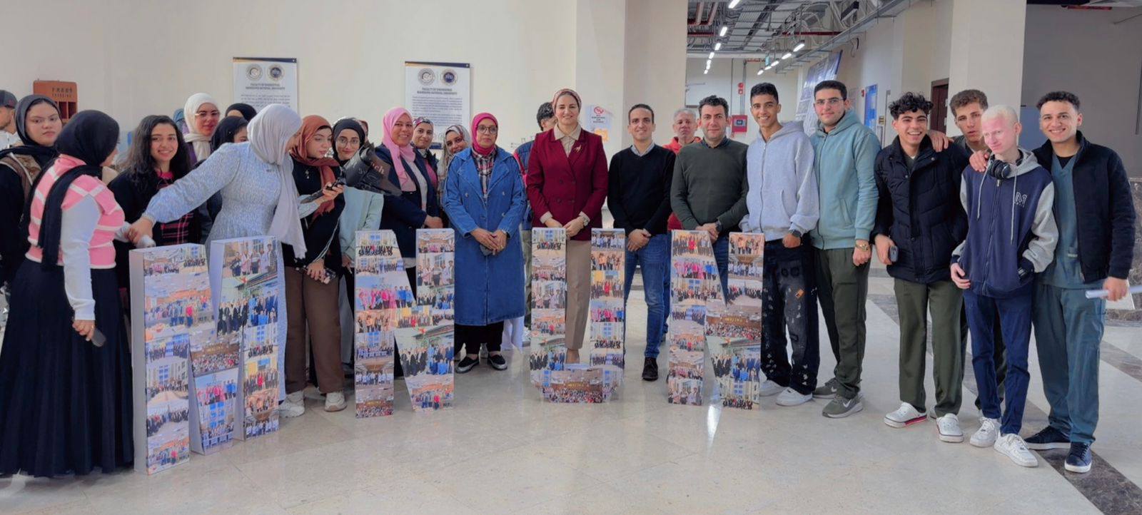 المعرضً الفنيً لعرض أعمال طلاب الكلية في مختلف المجالات الفنية 